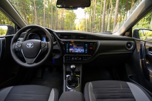 Toyota Auris 1.2T 116KM Comfort wnętrze przód deska rozdzielcza