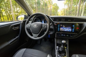 Toyota Auris 1.2T 116KM Comfort wnętrze przód deska rozdzielcza
