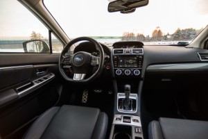 Subaru Levorg 1.6 GT-S wnętrze przód deska rozdzielcza kierownica nawigacja