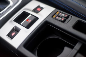 Subaru Levorg 1.6 GT-S wnętrze przód konsola środkowa hamulec ręczny podgrzewanie foteli
